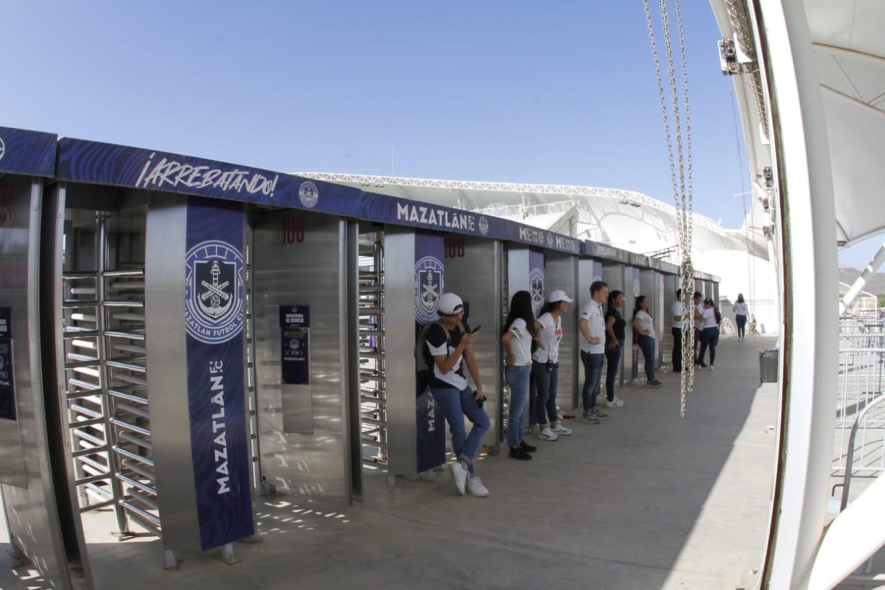 $!El ambiente de fiesta se empieza a sentir en el Kraken