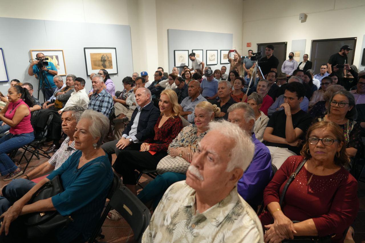 $!Numeroso público acompaña al autor.