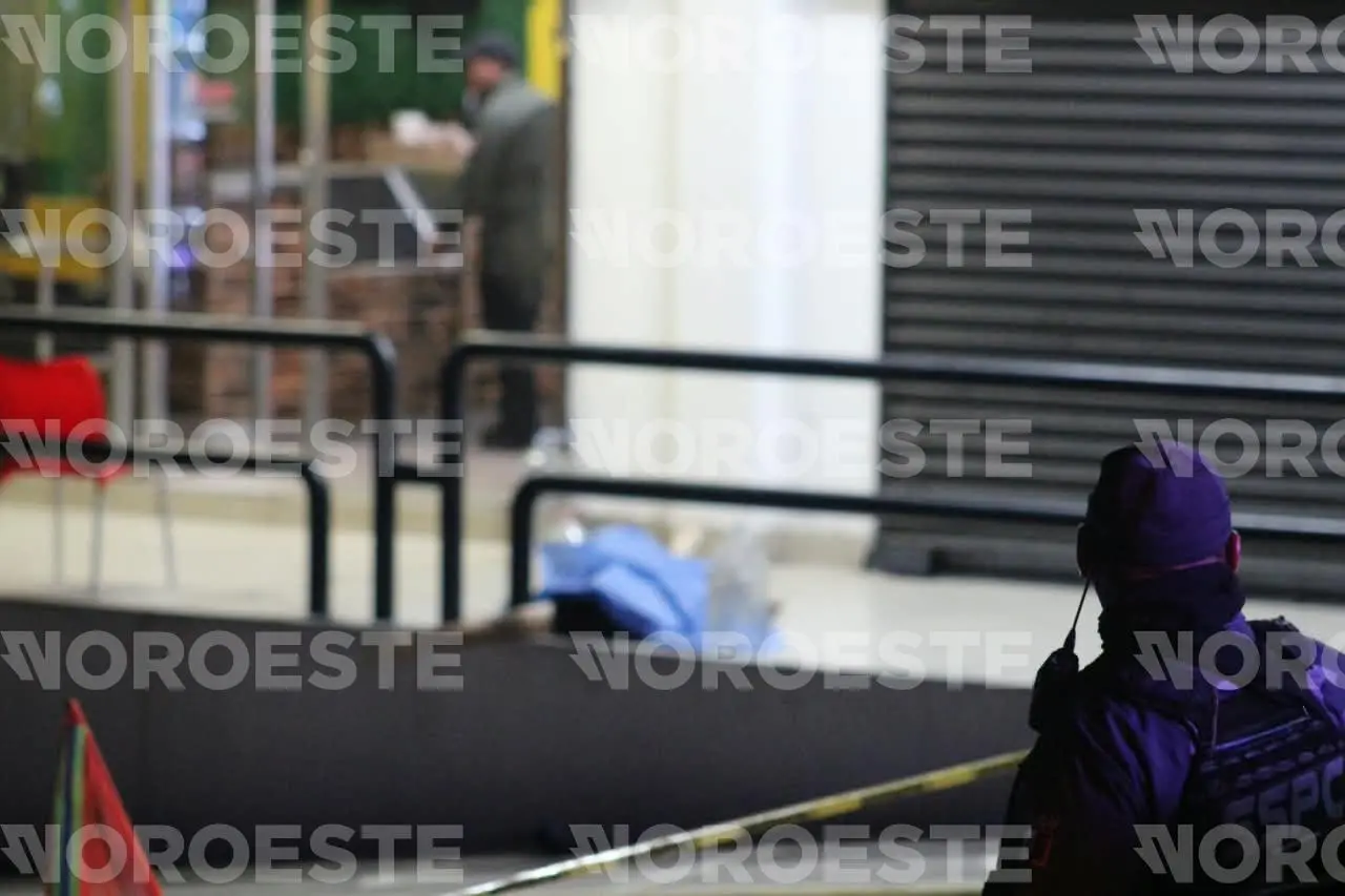 $!Ataque armado deja una persona sin vida en una plaza comercial en Loma Linda, Culiacán