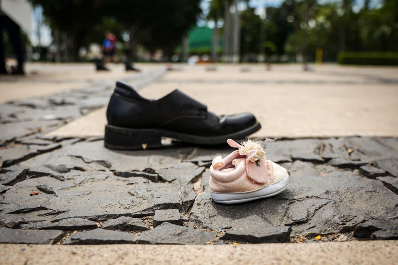 $!El camino de zapatos de los desaparecidos: dolorosa manifestación de madres buscadoras