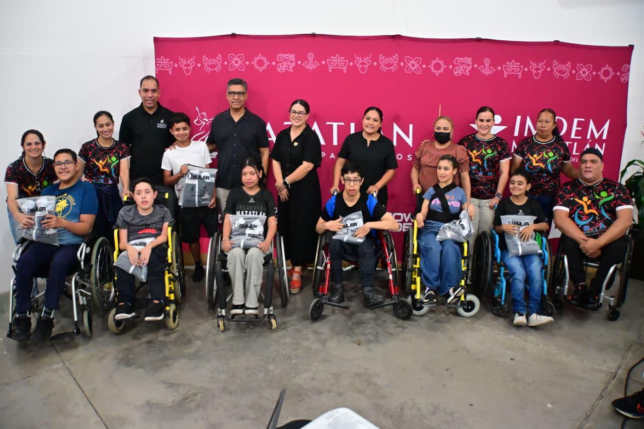 $!Atletas mazatlecos reciben uniformes para la Paralimpiada Conade