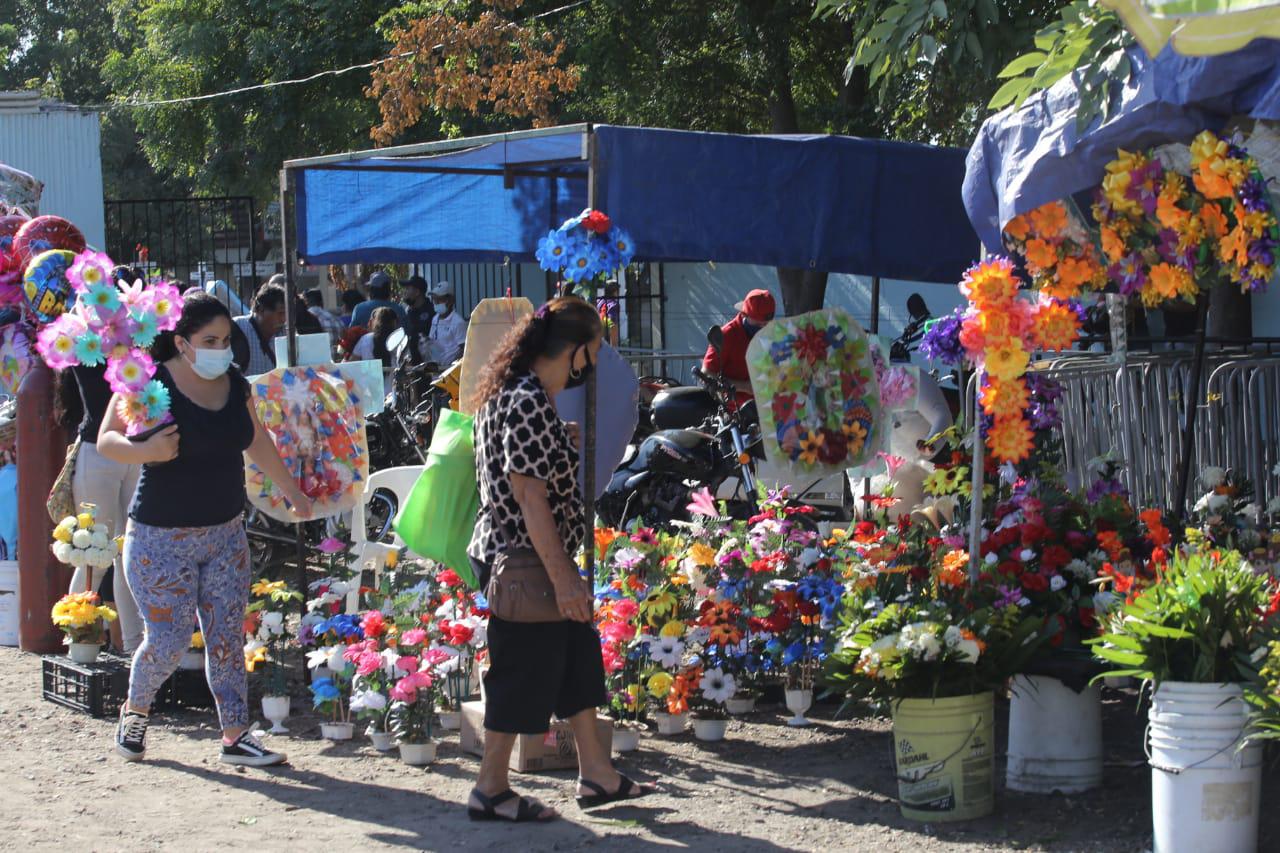 $!Día de Muertos desata el tráfico a las afueras de los panteones de Mazatlán