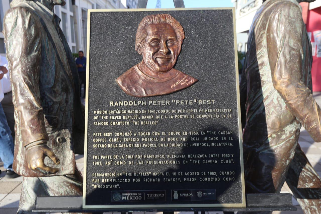 $!Develan placa en honor a ex baterista de The Beatles en Mazatlán