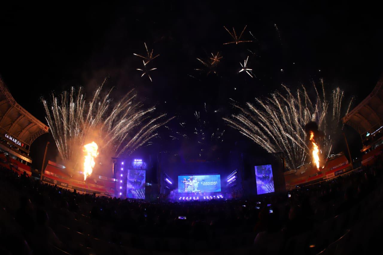 $!Recibe su corona Brayan Durán como Rey de la Alegría del Carnaval de Mazatlán 2025