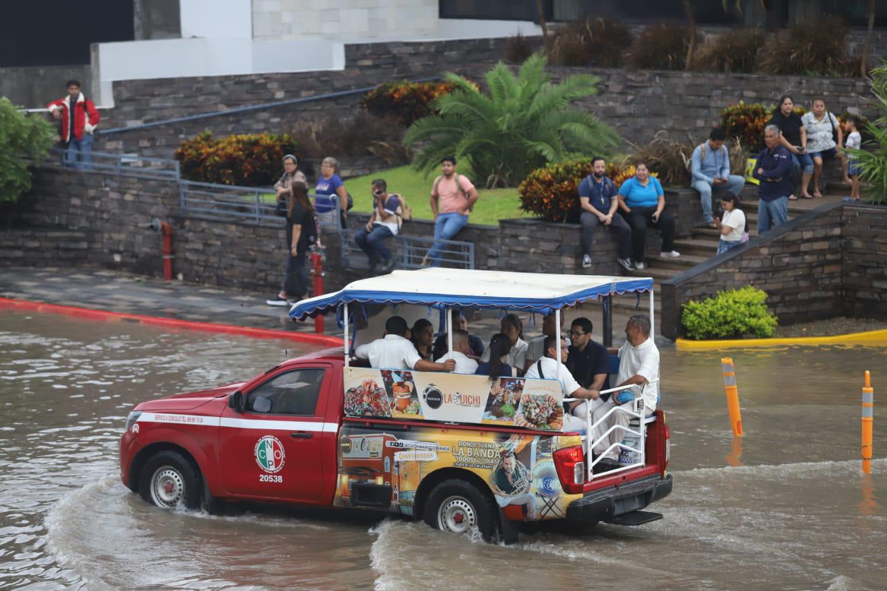 $!Azotan fuertes lluvias con actividad eléctrica en Mazatlán