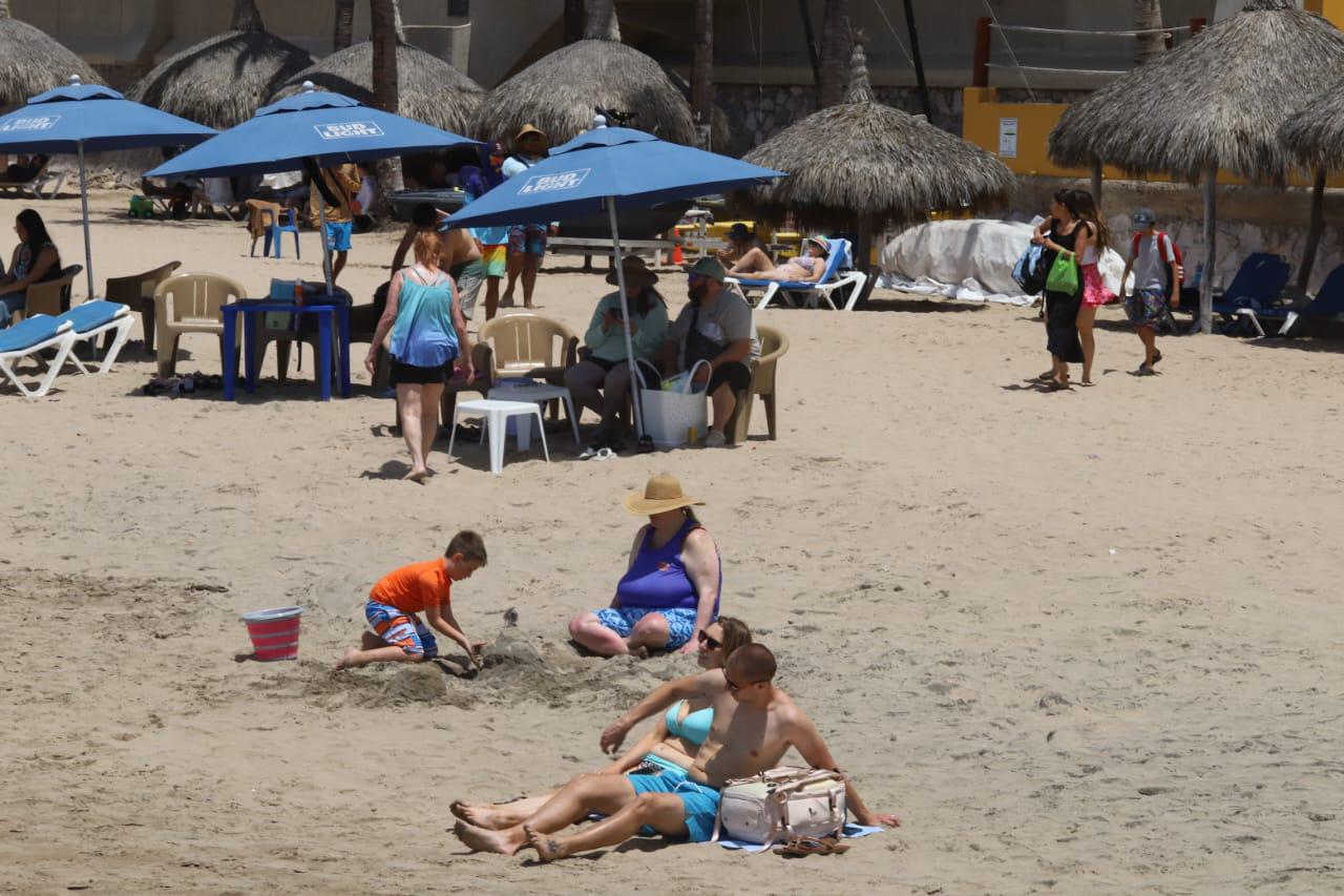 $!Continúa afluencia de visitantes en zona turística de Mazatlán