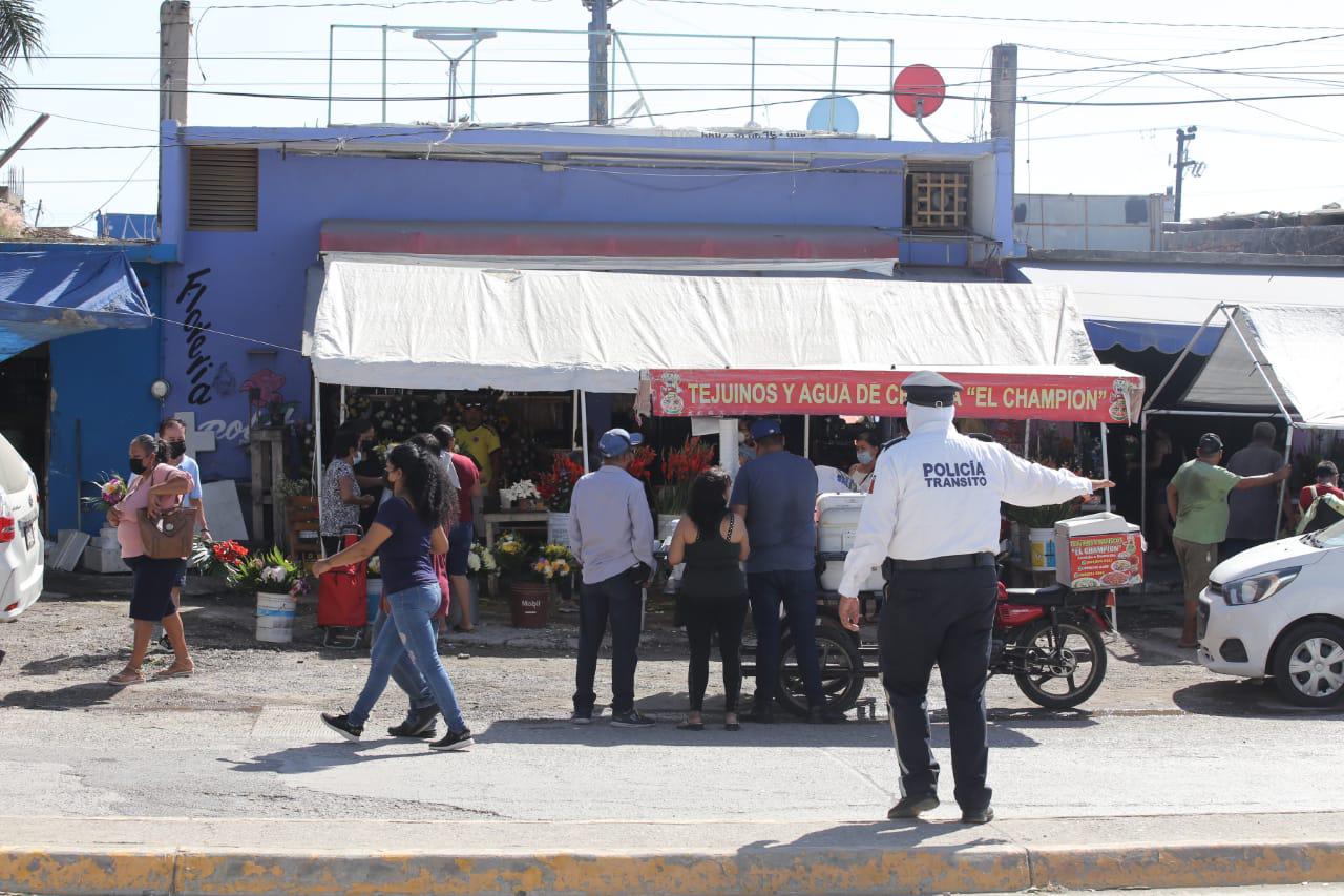 $!Día de Muertos desata el tráfico a las afueras de los panteones de Mazatlán