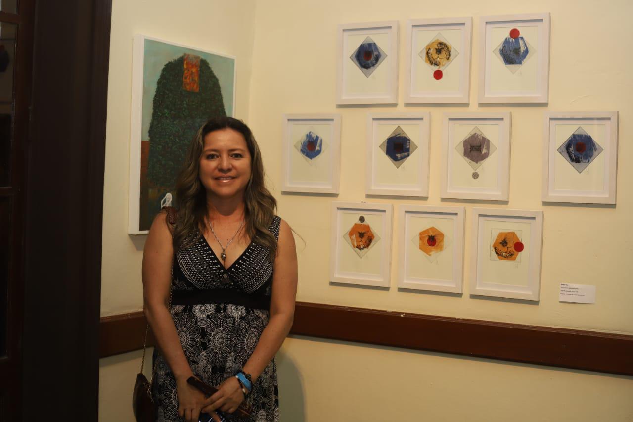 $!Sandra Díaz, artista seleccionada, con su obra.