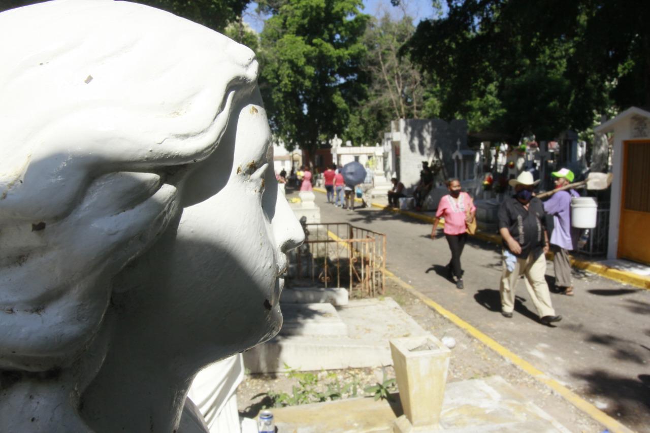 $!Con gran asistencia y sin contratiempos transcurre el Día de los Angelitos, en el Panteón Civil de Culiacán