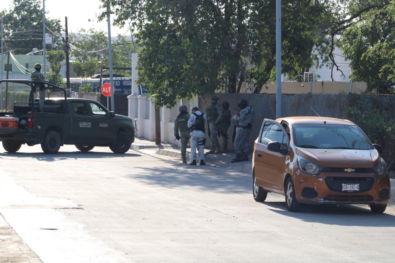 $!Balean a conductor en la Lombardo Toledano y lo llevan herido a hospital de Culiacán