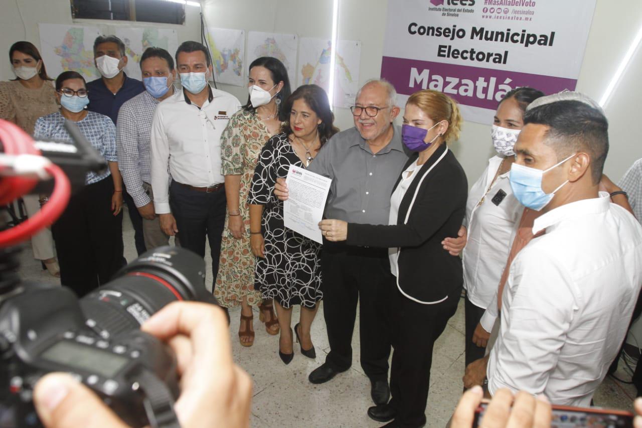 $!‘El Químico’ recibe constancia de mayoría como Alcalde de Mazatlán