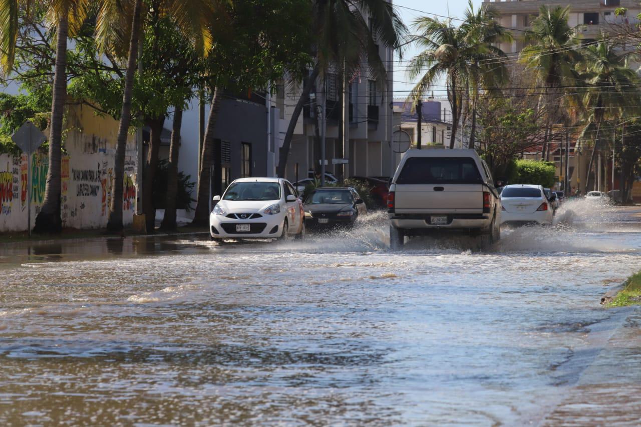 $!Dura cerca de 14 horas inundación de tramo de la Avenida Cruz Lizárraga tras lluvias en Mazatlán