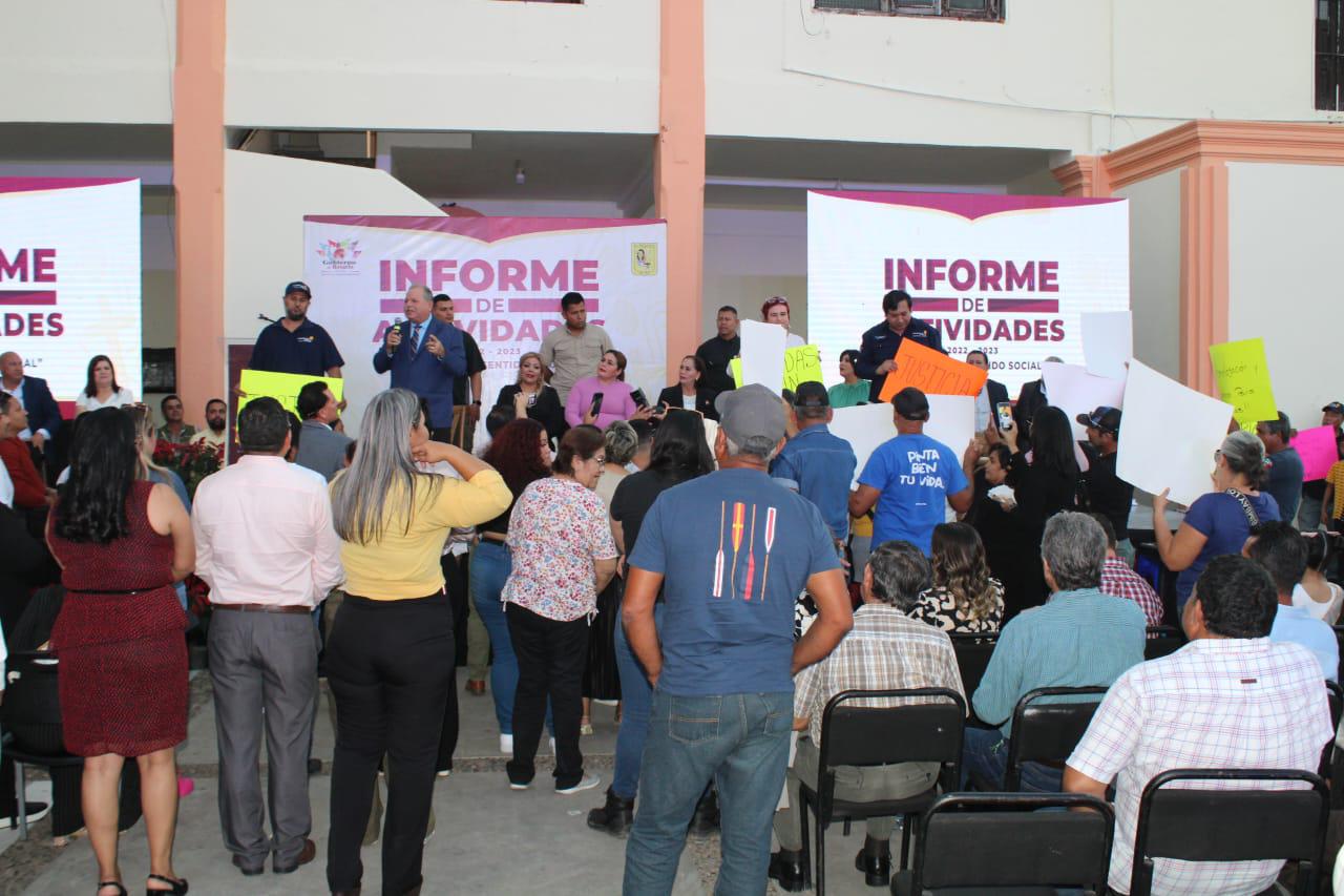 $!Irrumpen policías jubilados en informe de Claudia Valdez Aguilar, en Rosario