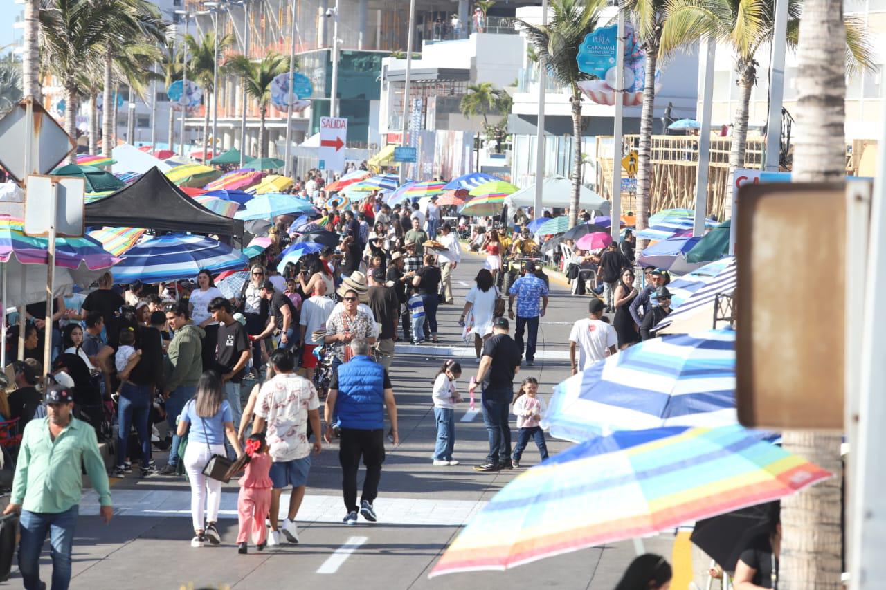 $!Esperan familias el inicio del primer desfile del Carnaval de Mazatlán