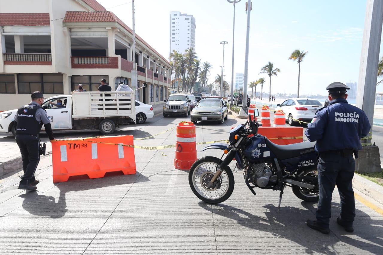 $!En Mazatlán, tráfico de la Avenida del Mar se vuelve lento por cierre vial