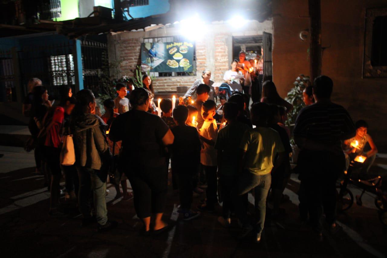 $!Niños y niñas piden posada por las calles de Rosario