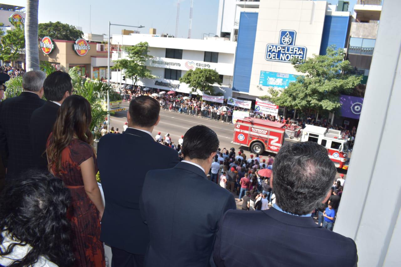 $!Disfrutan culiacanenses del desfile del Día de la Revolución