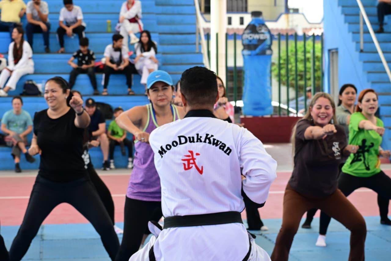 $!Mamás mazatlecas celebran su día con máster class de taekwondo