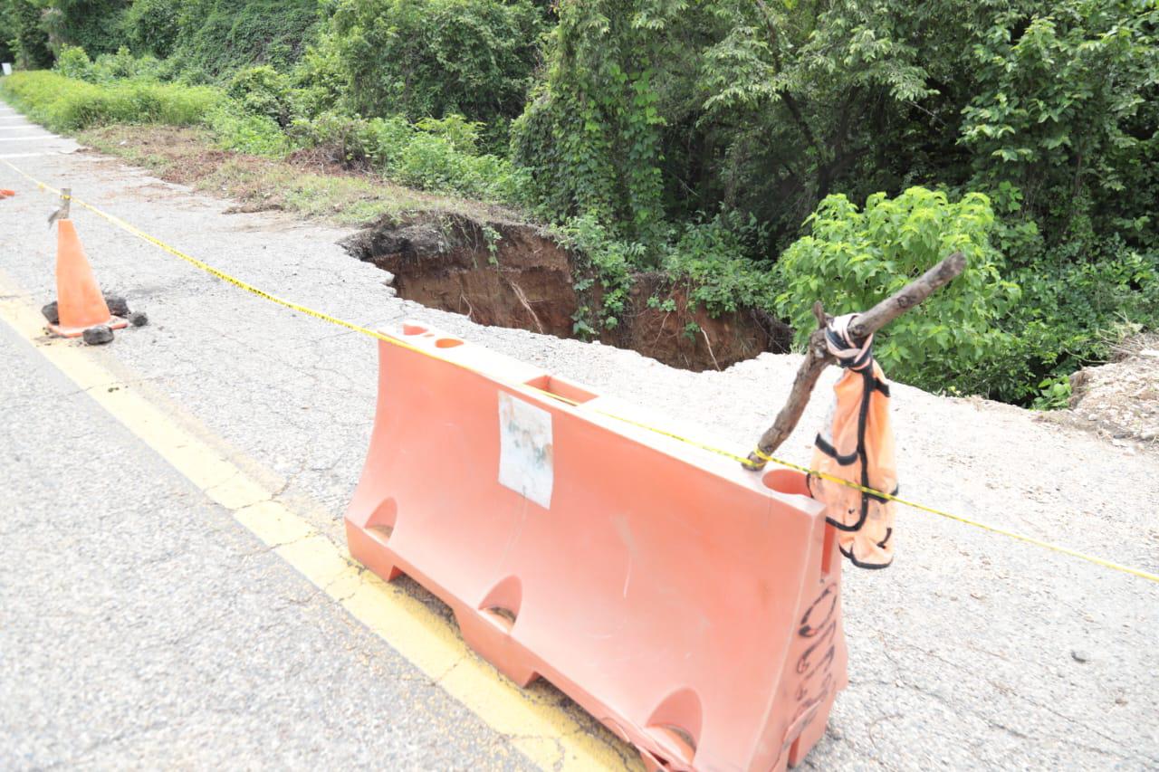$!Socavón en la México 40 pone en riesgo a conductores a la altura de Concordia