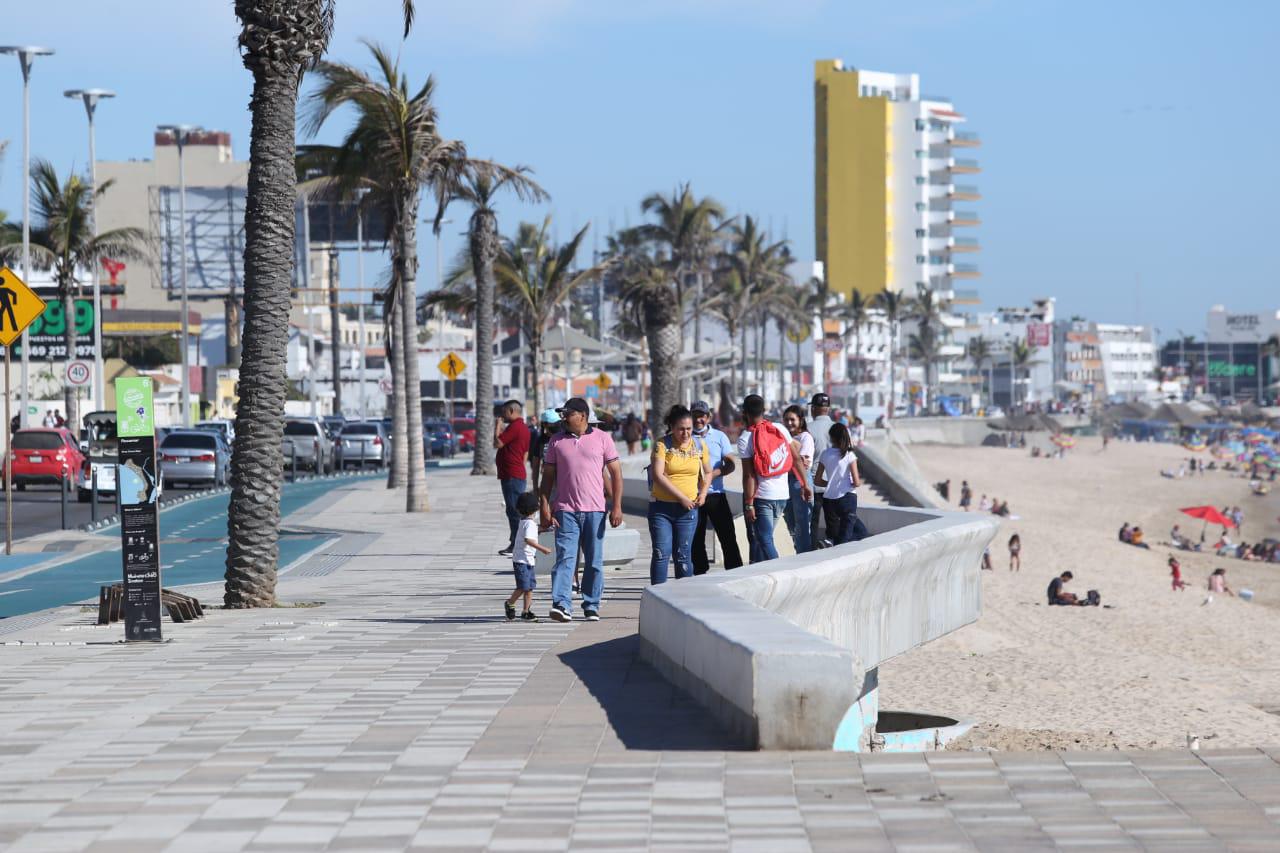 $!A unos días de Semana Santa, playas de Mazatlán lucen muy concurridas