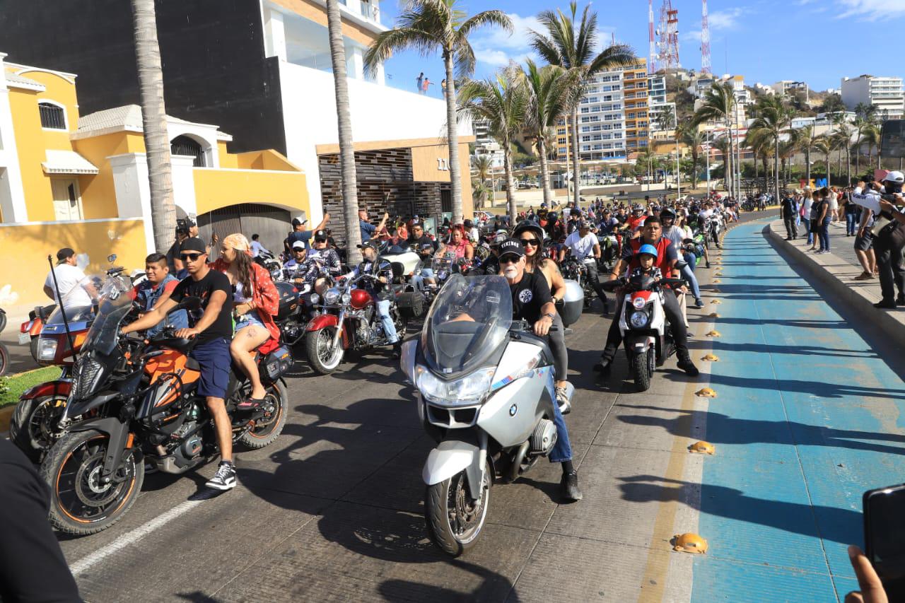 $!Cientos de motociclistas recorren el paseo costero de Mazatlán dentro de la Semana de la Moto