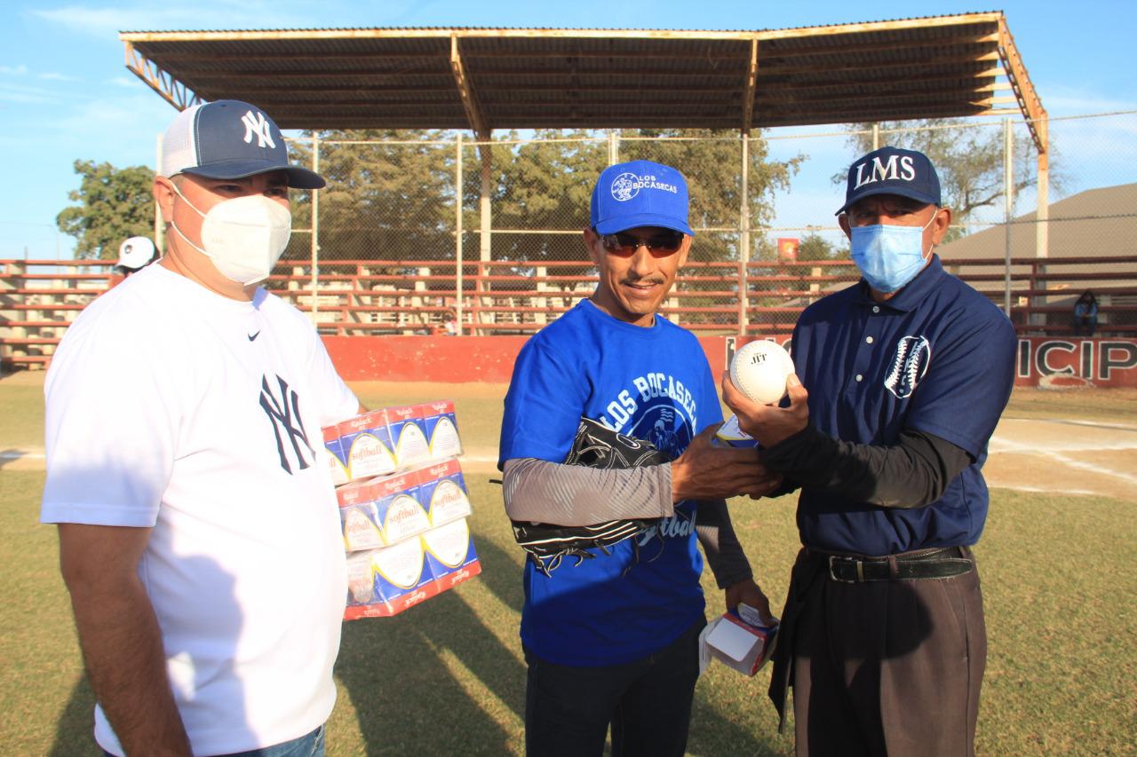 $!Entregan material deportivo para fomentar la práctica de las diferentes disciplinas en Navolato