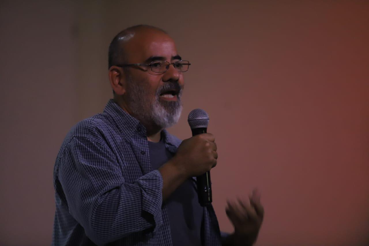 $!El maestro Ramón Gómez Polo, del Instituto de Cultura, Turismo y Arte de Mazatlán, expresó un mensaje de bienvenida a los presentes previo a la presentación de la obra “Marinos”.