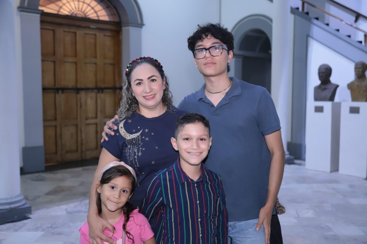 $!Miriam Manjarrez junto a Isaac, Mayam y Christopher Santos.
