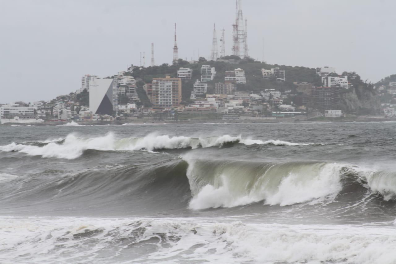 $!‘Olaf’ puede impactar esta noche o la madrugada del viernes como huracán 2 en Los Cabos y La Paz