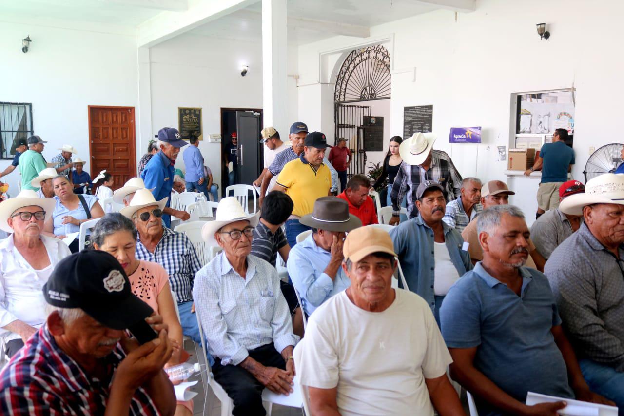 $!Entregan 3.5 toneladas de semilla de maíz a productores de Escuinapa