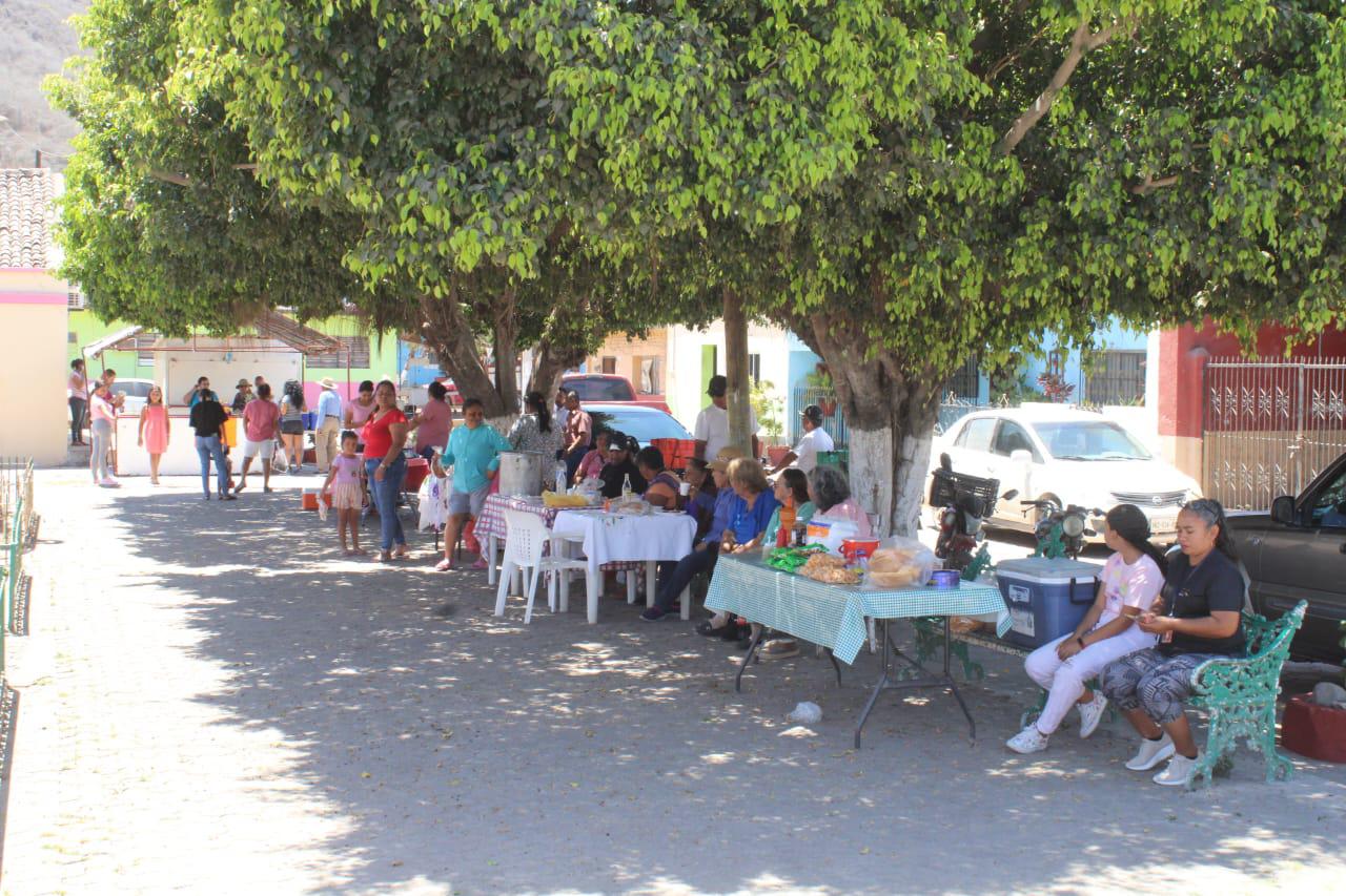 $!Vecinos apoyan muestra gastronómica tras cancelación de turistas en Chametla