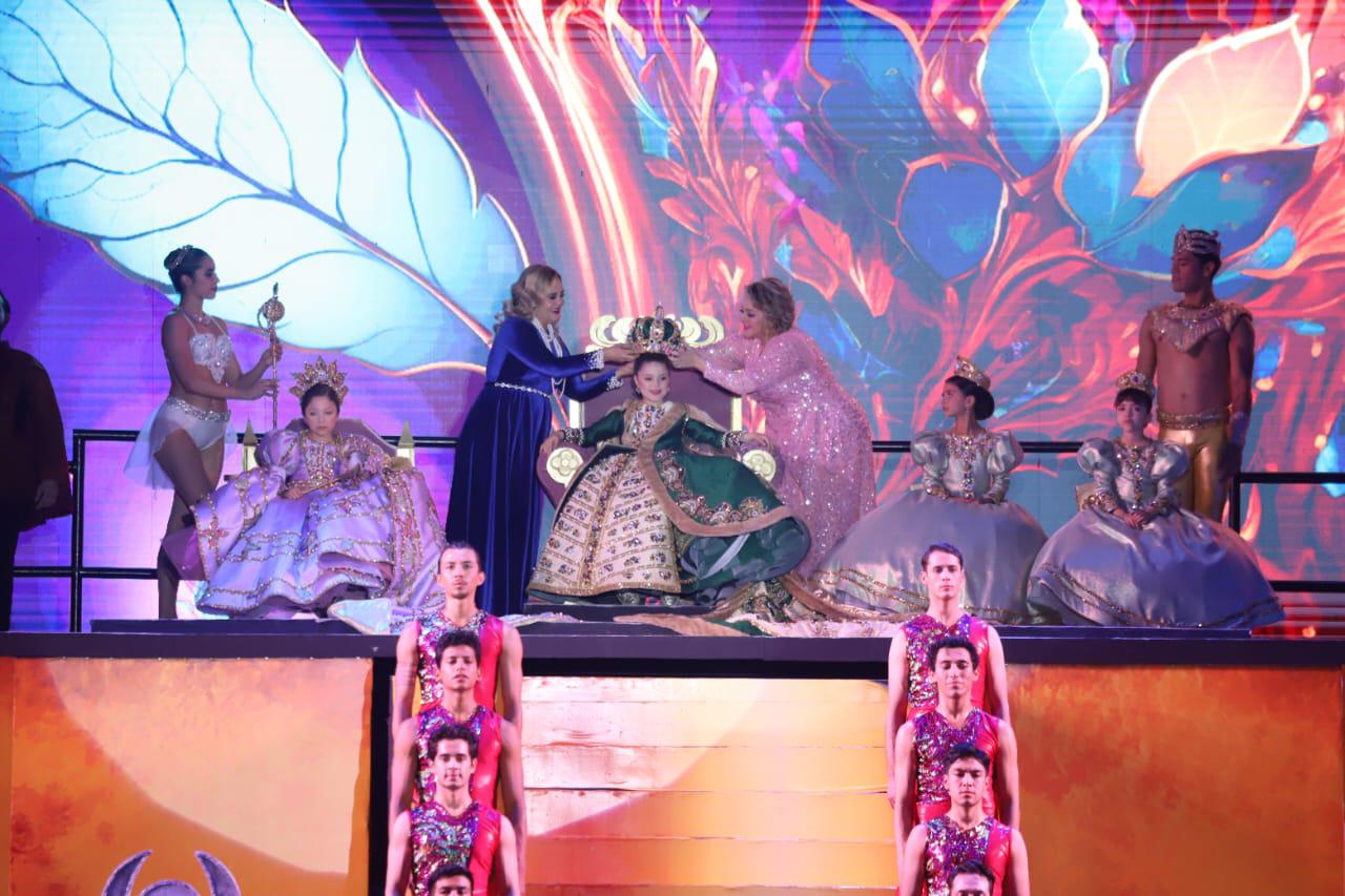 $!Bajo show de pirotecnia coronan a María Paula I, Reina Infantil del Carnaval de Mazatlán 2024