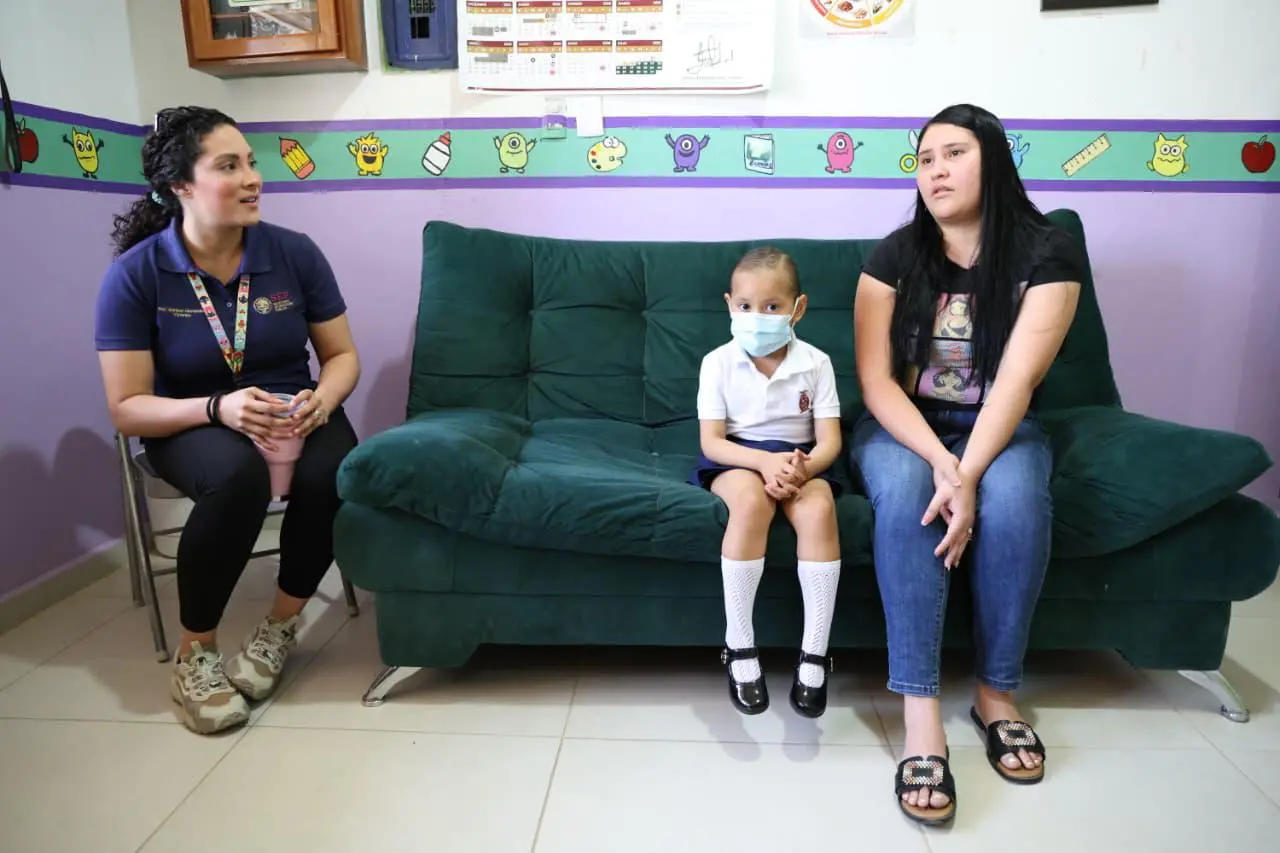 $!Lanzan campaña de tapas PET para apoyar a Romina, pequeña con leucemia en Mazatlán