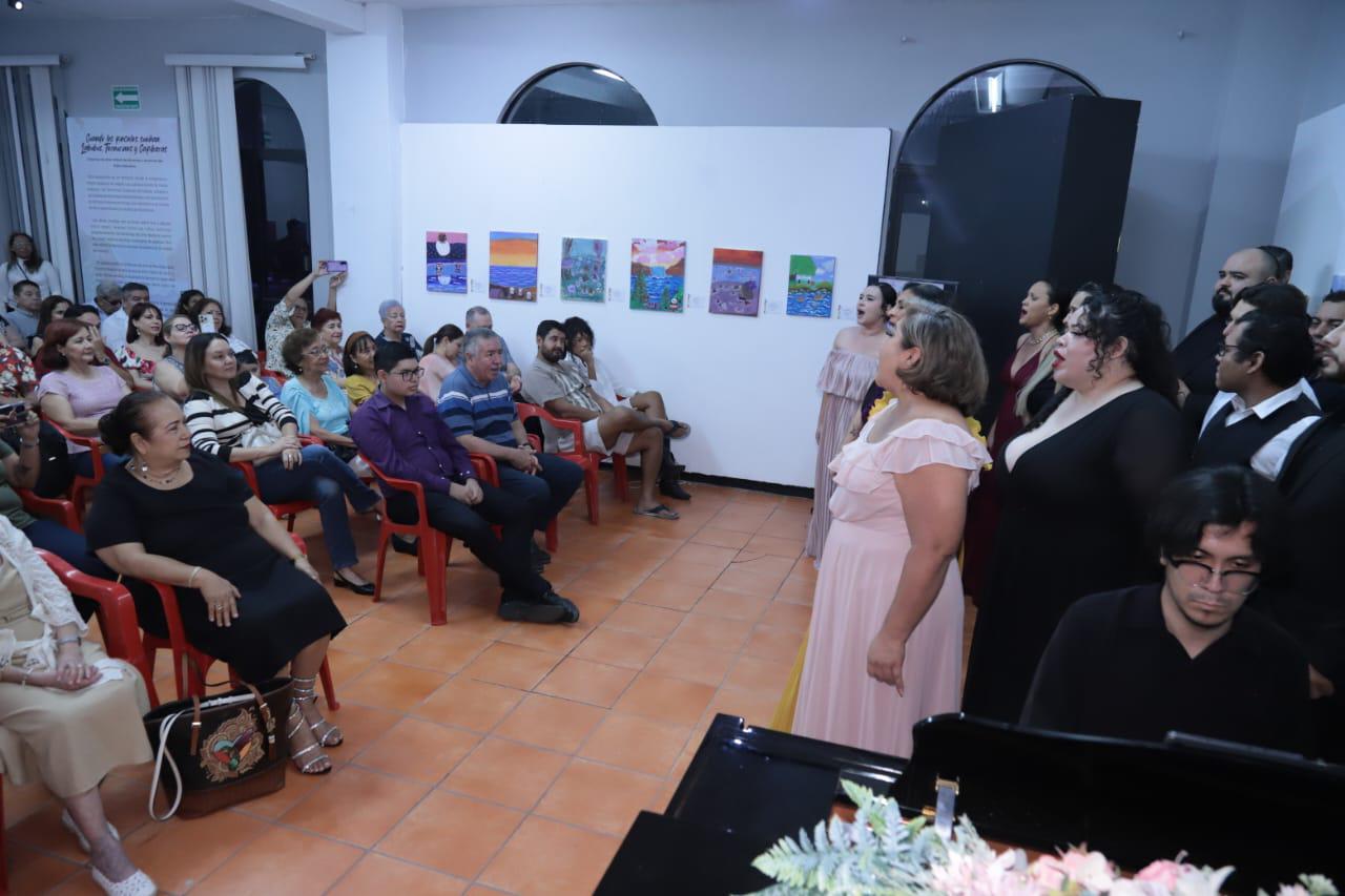 $!El público disfrutó de una velada llena de románticas canciones.