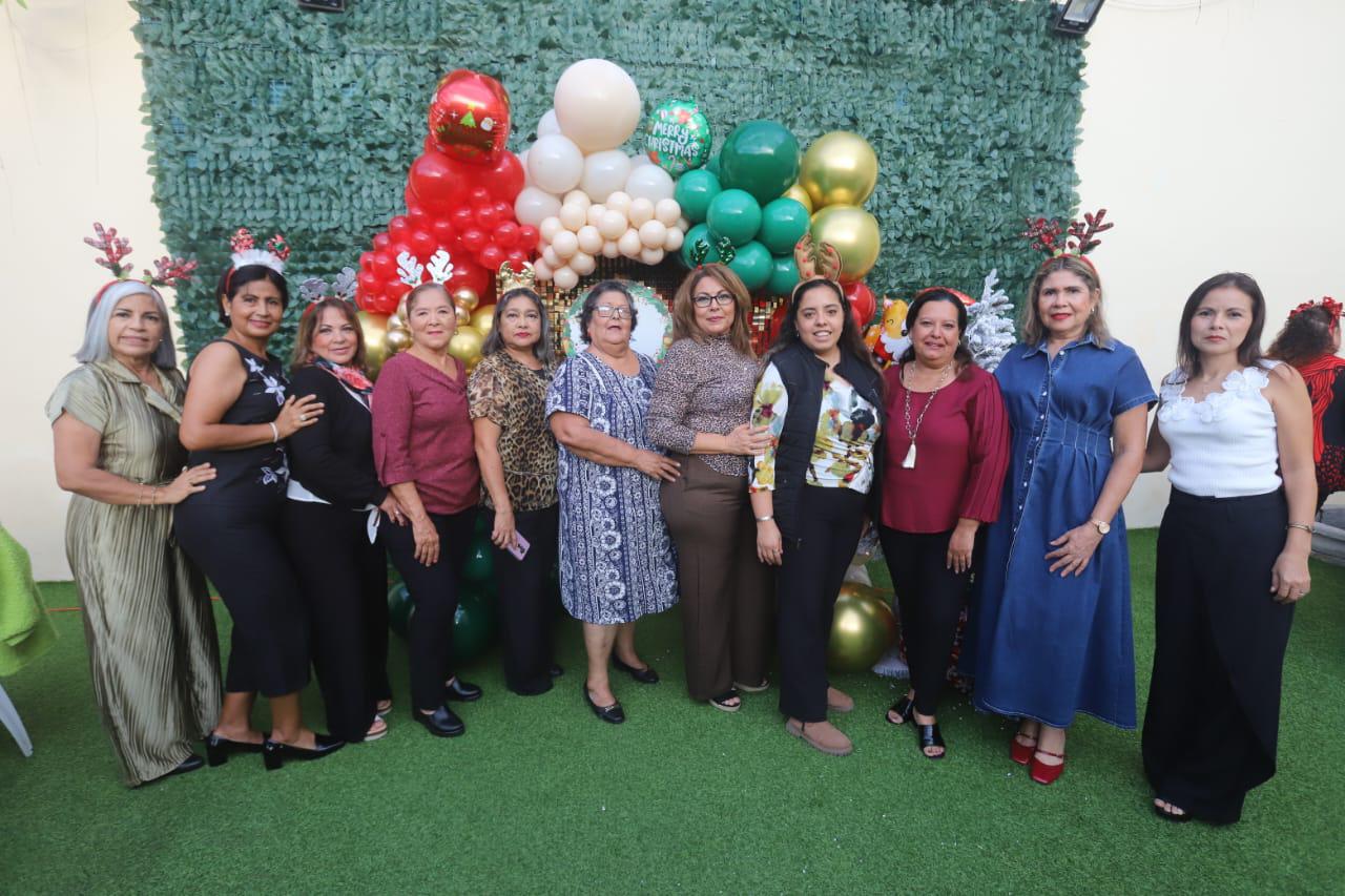 $!Las integrantes de la Unidad Divino Redentor aprovecharon el decorado navideño como marco ideal para tomarse fotografías del recuerdo.