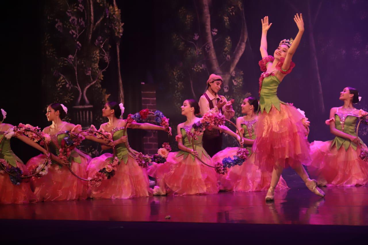 $!El Teatro Ángela Peralta se llenó de fantasía con el clásico cuento de Hänsel y Gretel.