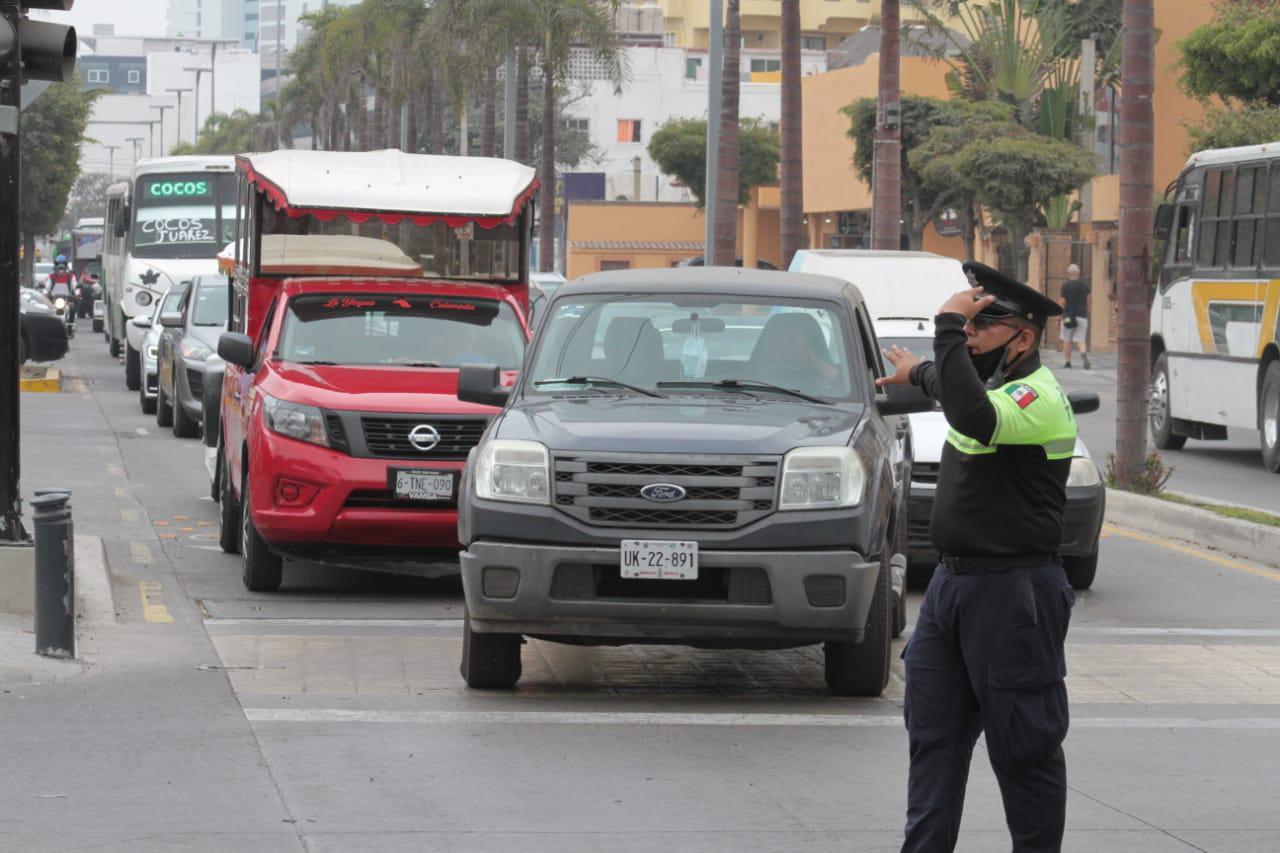 $!No circules por la Zona Dorada; el tráfico está colapsado por la pinta de los pasos peatonales elevados