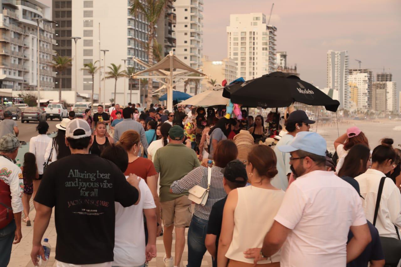 $!Se convierte el malecón de Mazatlán en el escenario favorito de turistas para admirar el atardecer