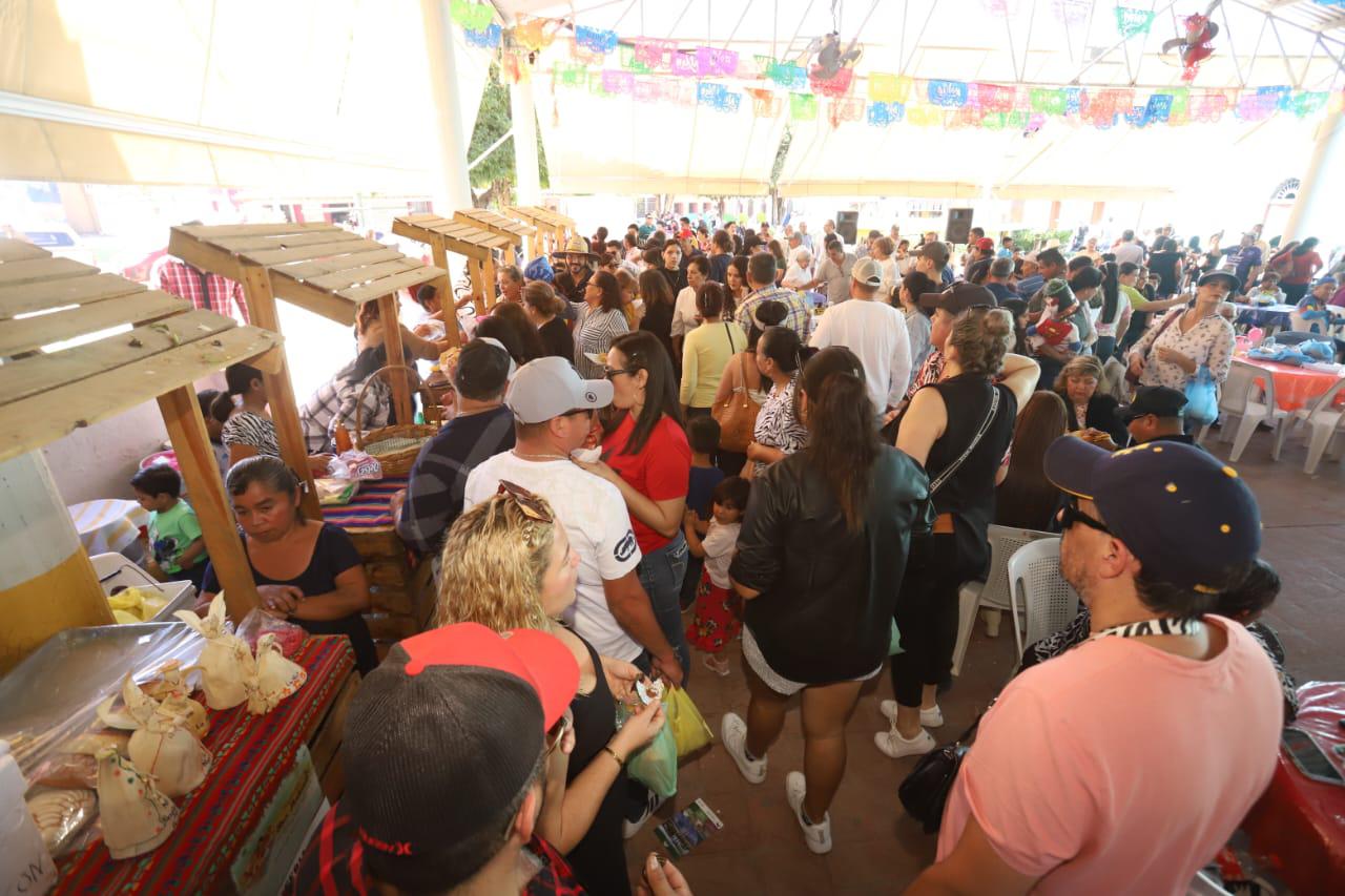 $!Asisten cientos de personas a la quinta Feria del Tamal en el Pueblo Señorial de La Noria