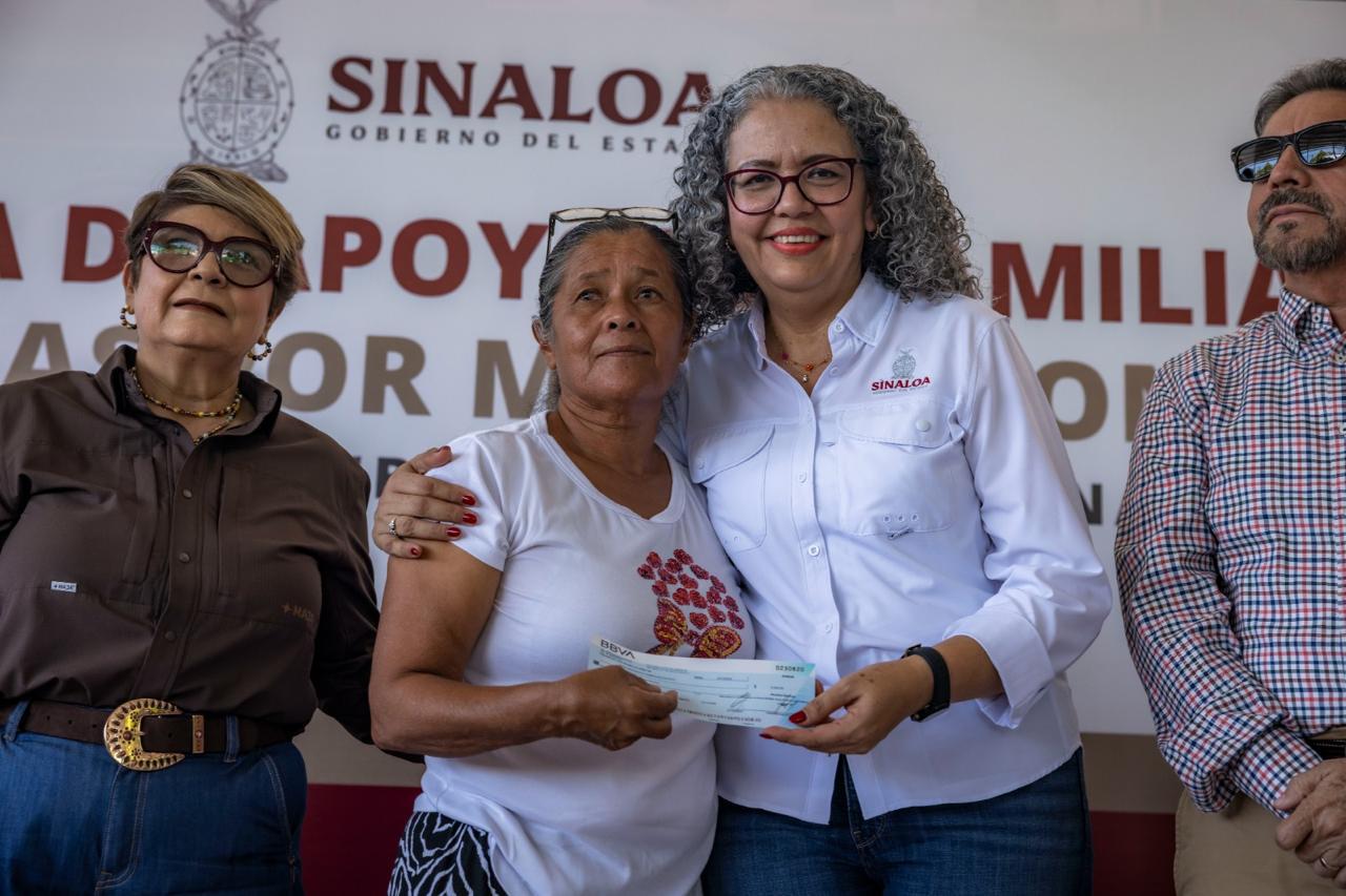 $!Entrega Gobierno de Sinaloa apoyos directos a familias afectadas por mar de fondo