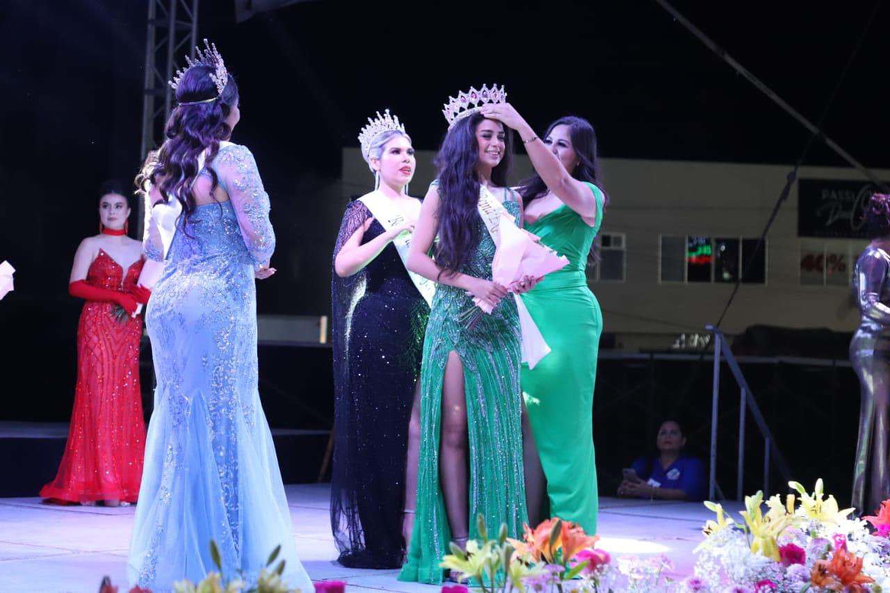 $!Yamileth Muñoz Zamudio recibe la corona de Reina de la Expo Feria por parte de Laura Díaz.