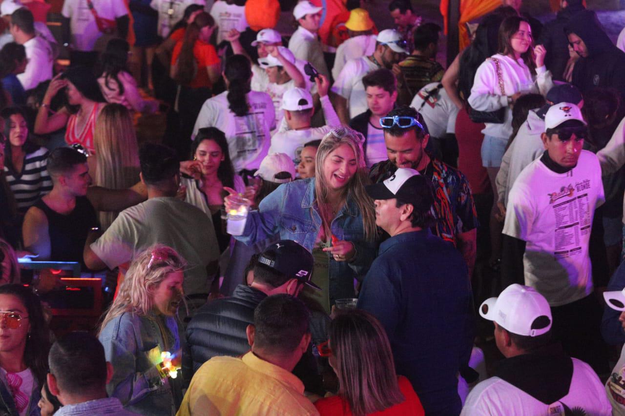 $!Disfrutan la música electrónica en el segundo día del Sunset Paradise 2023