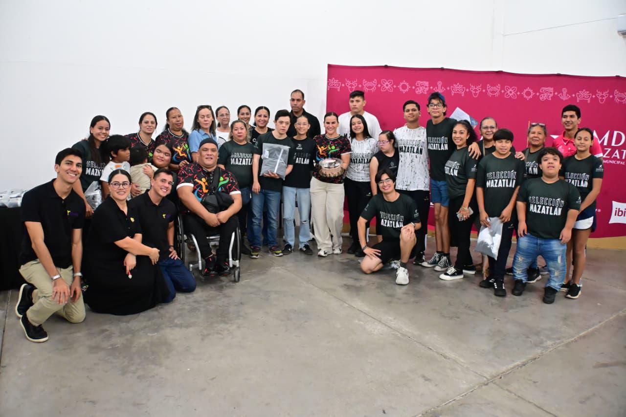 $!Atletas mazatlecos reciben uniformes para la Paralimpiada Conade