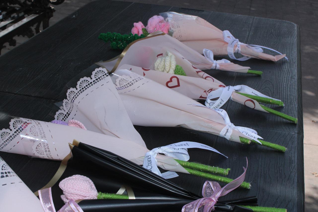 $!Verónica y Camila tejen flores para continuar sus estudios