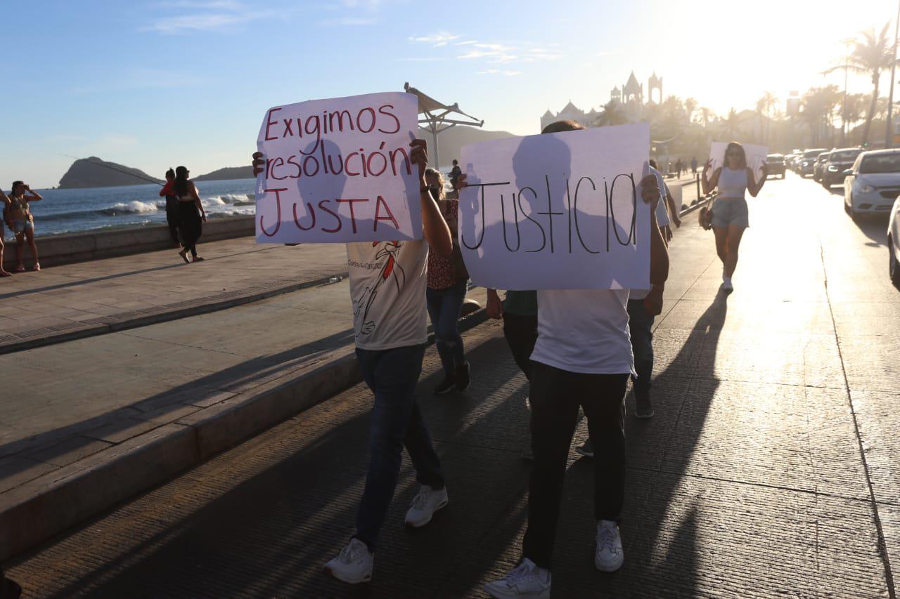 $!Defienden con marcha a joven acusada en Mazatlán de supuesto abuso infantil