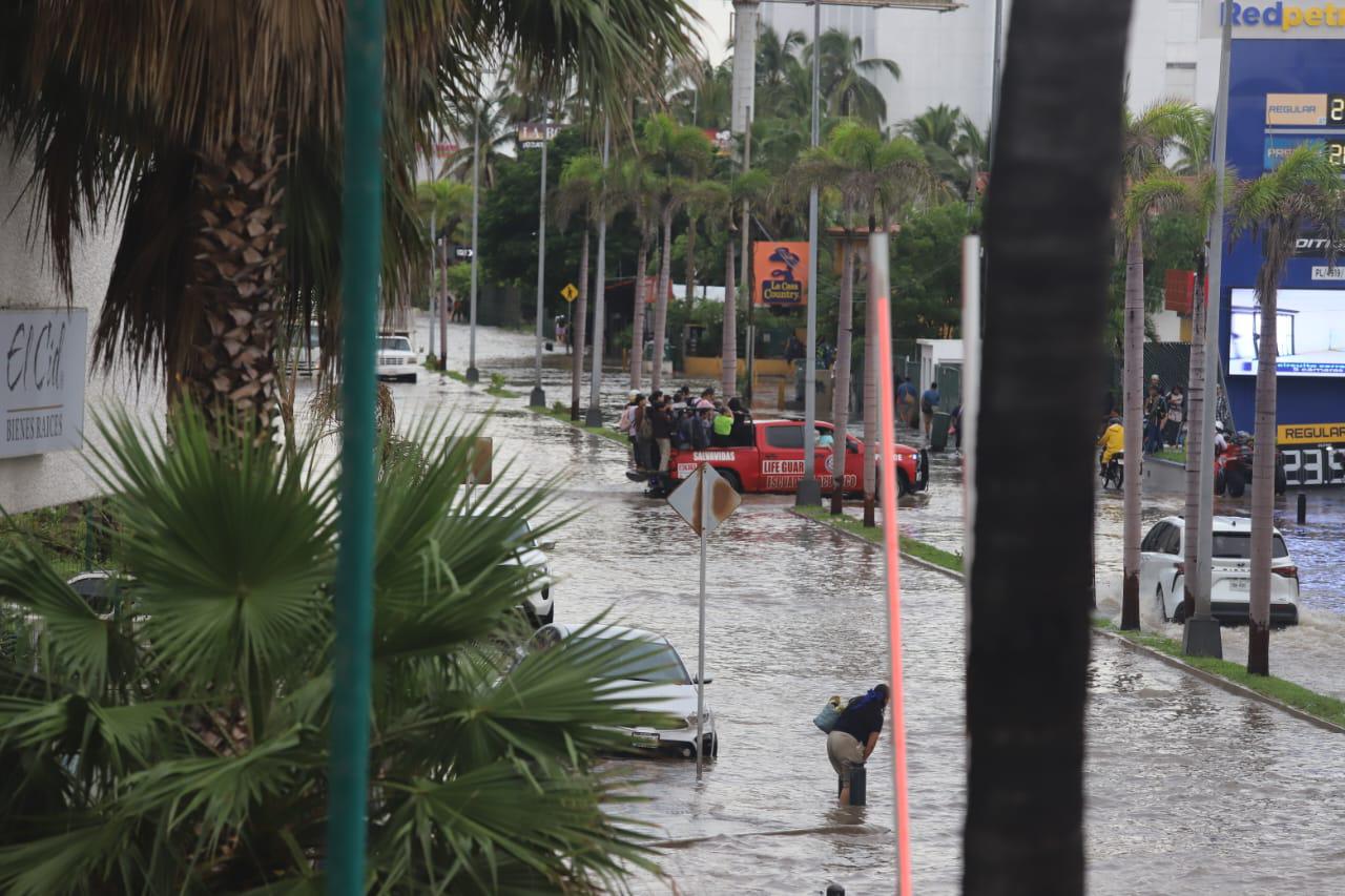 $!Azotan fuertes lluvias con actividad eléctrica en Mazatlán