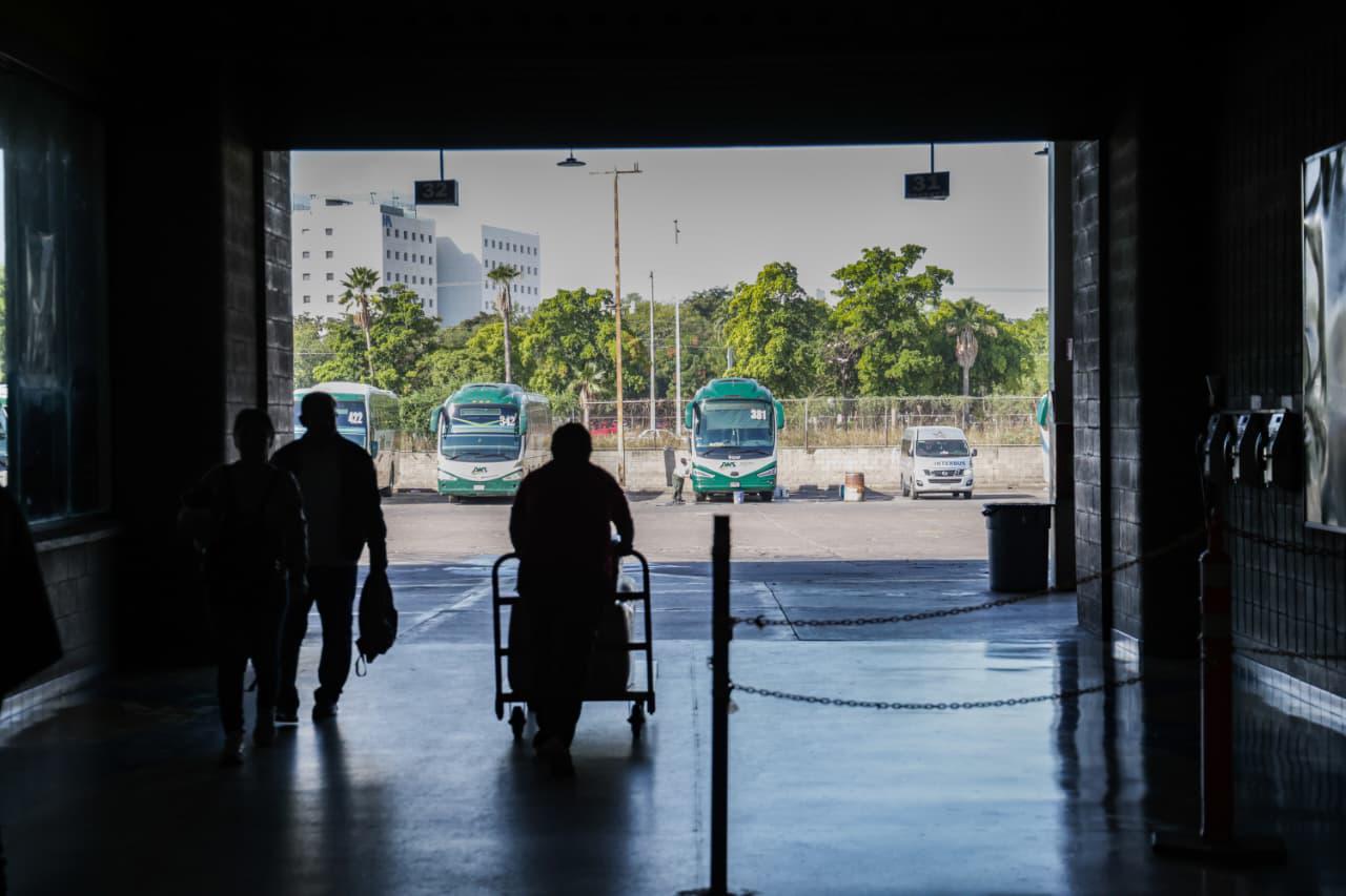 $!Incertidumbre en la Central de Autobuses de Culiacán: líneas suspenden salidas por violencia