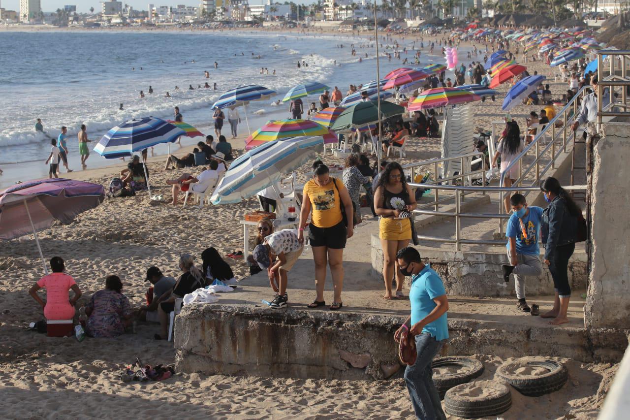 $!Acuden miles de personas a mitigar el calor en las playas de Mazatlán