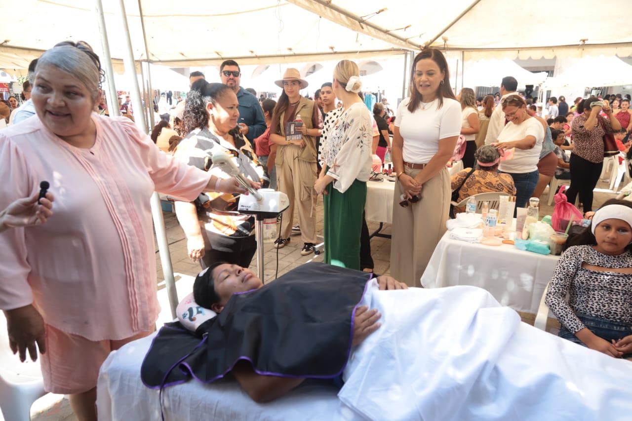$!Inauguran Mercadito del Bienestar en Plazuela República para promover productos y servicios hechos en Mazatlán