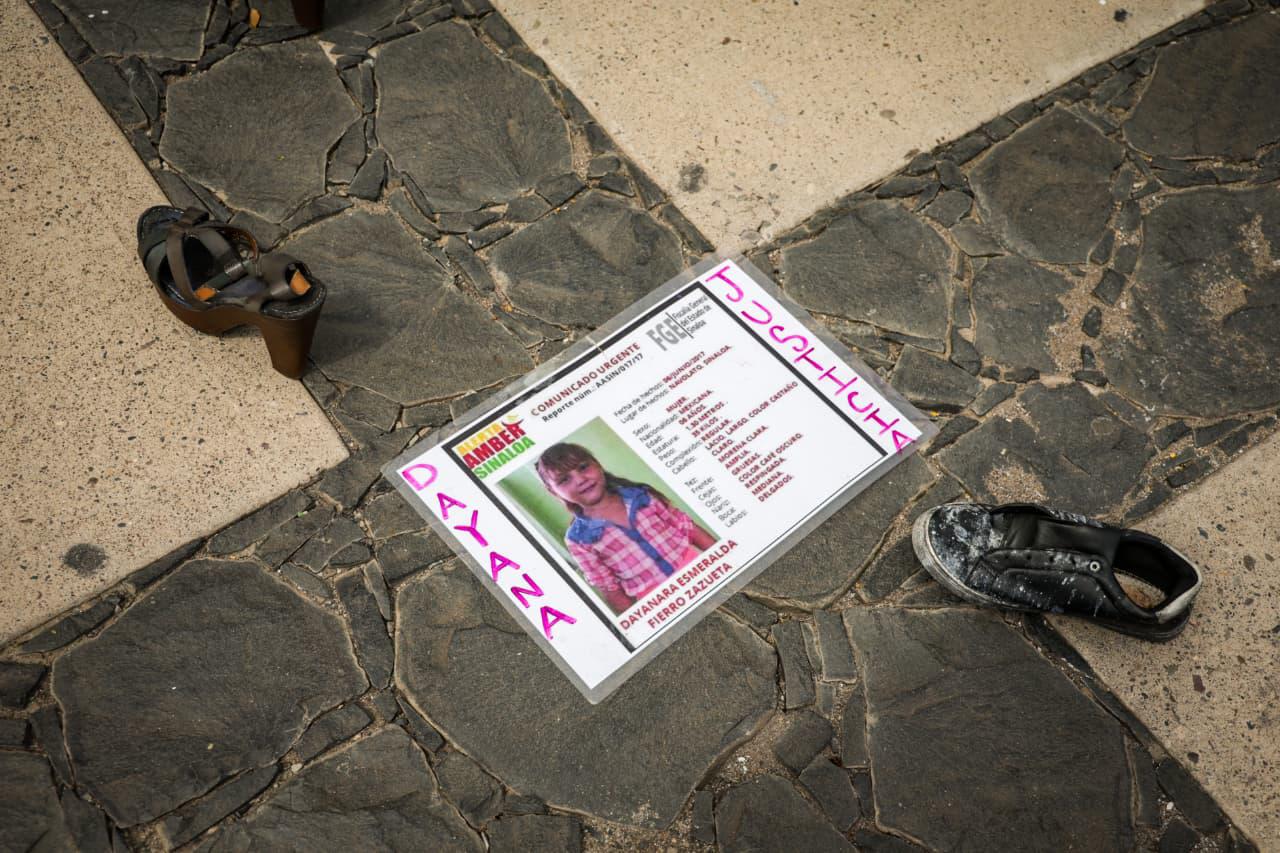 $!El camino de zapatos de los desaparecidos: dolorosa manifestación de madres buscadoras
